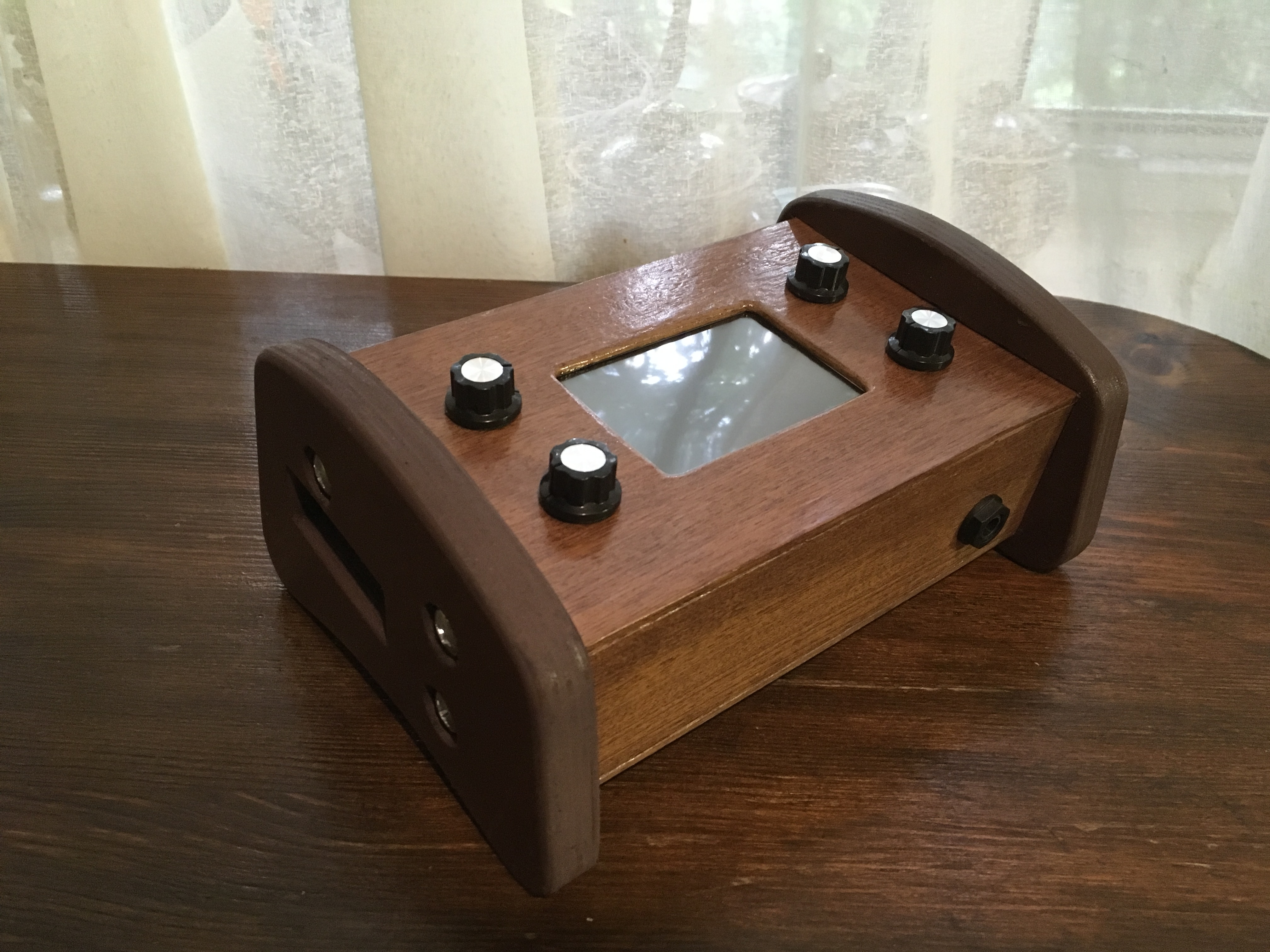 Image of a Zynthian vintage wood case